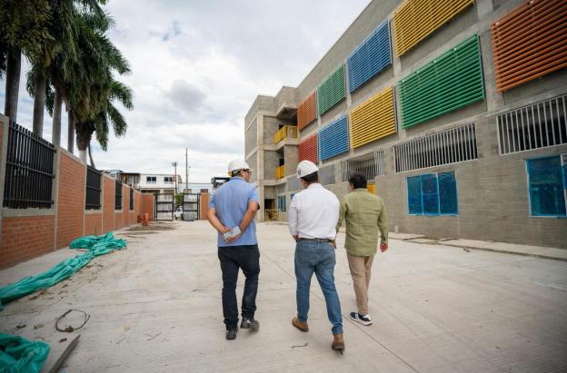 Con inversión de más de $42 mil millones del Ministerio de Educación, El FFIE mejora tres colegios de Cali para ampliar aulas, comedores y espacios modernos de aprendizaje. 