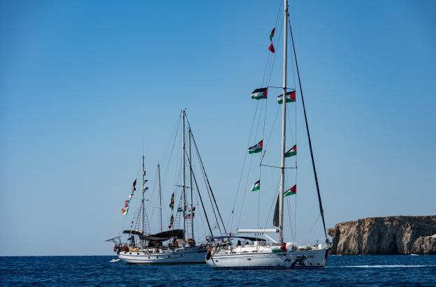 Miembros del grupo de barcos de la Flotilla Global Sumud hacia Gaza se ven amarrados en la pequeña isla de Koufonisi, al sur de la isla de Creta.