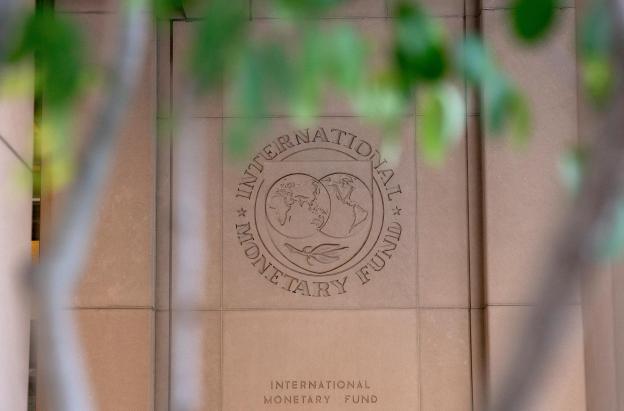 El logotipo del Fondo Monetario Internacional (FMI) se muestra en el exterior de su sede en Washington, D.C.
