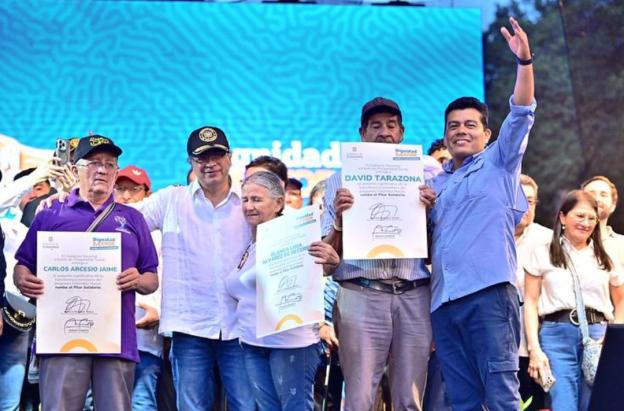 Presidente junto adultos mayores. / Foto: Departamento de Prosperidad Social.