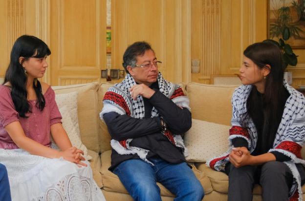 Petro con Luna Barreto y Manuela Bedoya. / Foto: Presidencia.