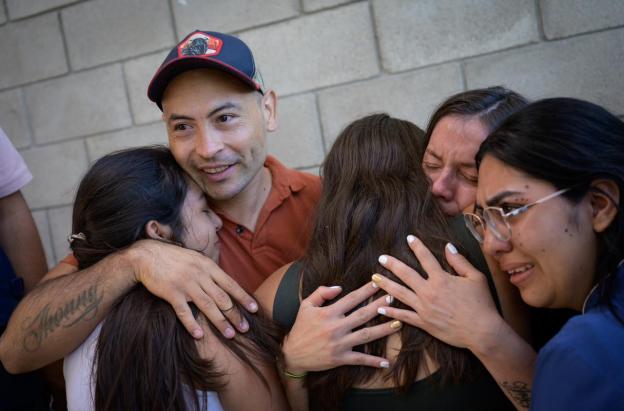 Los colombianos, 16 hombres y una mujer, ingresaron al país por el puente internacional Atanasio Girardot, en Norte de Santander, donde fueron recibidos por sus familias y sometidos a controles médicos y migratorios.