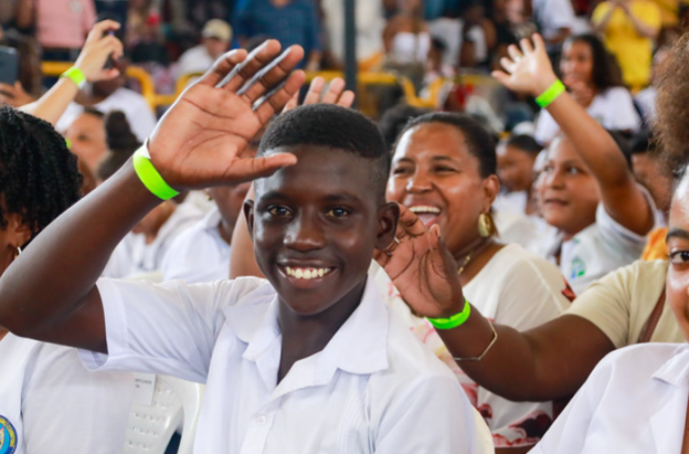 grupo de jovenes estudiantes afro reunidos en un encuentro 