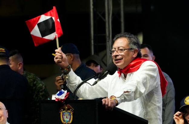 Presidente explica la bandera. / Foto: Presidencia.