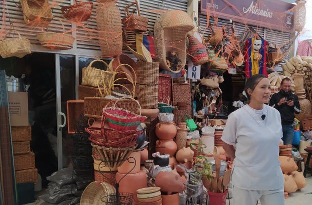 Venta de artesanías, plaza distrital de mercado del doce de octubre