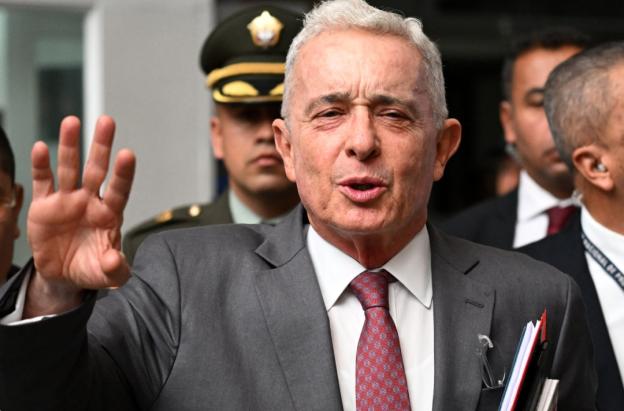 Compulsan copias a Uribe Vélez. / Foto: AFP.