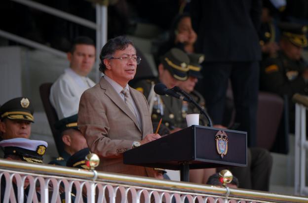 El primer mandatario también denunció que el grupo armado, en manos de Iván Mordisco, estaría involucrado en narcotráfico y minería ilegal en zonas estratégicas de la Amazonía.