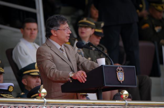 El primer mandatario denunció vínculos entre disidencias de Iván Mordisco, narcotráfico y extrema derecha, y afirmó que menores son usados como combatientes en negocios ilegales con coltán.