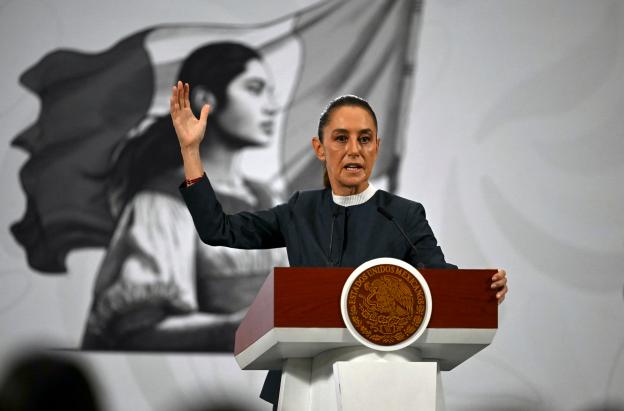 La presidenta de México, Claudia Sheinbaum, habla durante su rueda de prensa diaria, en la que anunció avances en la organización de la próxima Copa Mundial de la FIFA 2026.