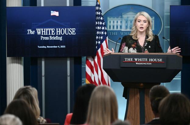 Detienen a madre del sobrino de la secretaria de prensa de la Casa Blanca en operativo migratorio