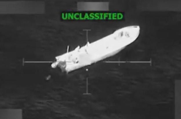 Esta captura de pantalla procede de un vídeo publicado por el secretario de Defensa de EE. UU., Pete Hegseth, en su cuenta de X, donde se ve una embarcación en el Caribe como objetivo militar.