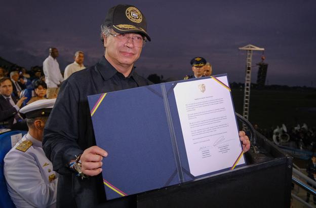 Colombia firma histórico acuerdo con Suecia para adquirir 17 aviones de combate Gripen