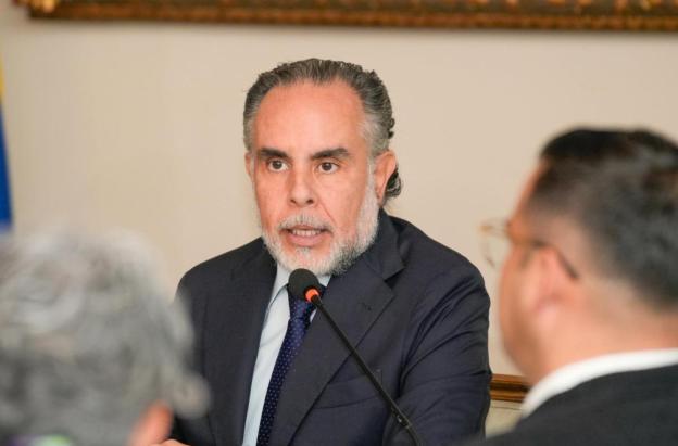 Salario mínimo podría llegar a $1.800.000 en 2026, según ministro Benedetti