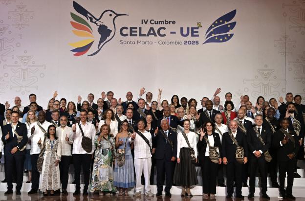 Los jefes de Estado y representantes posan para la foto de familia antes de la Cumbre CELAC UE en Santa Marta, Colombia.