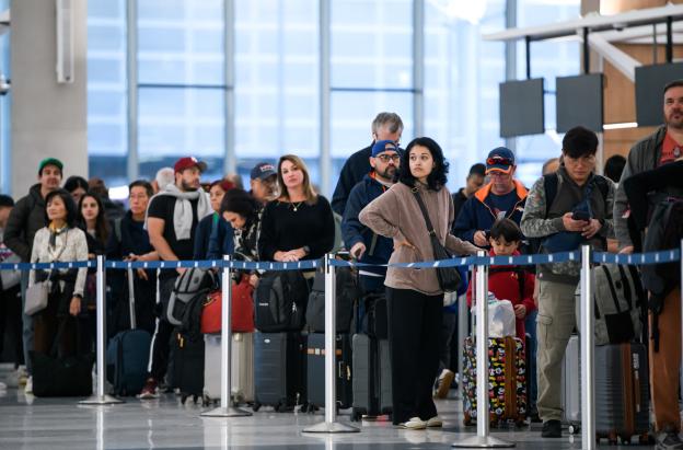 La gente espera en la fila del control de seguridad del Aeropuerto Intercontinental George Bush en Houston, Texas, por consecuencias del cierre administrativo del gobierno Trump.