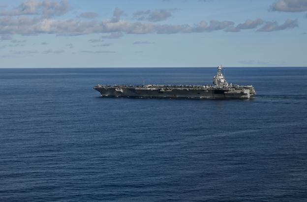 El portaaviones más grande del mundo, el USS Gerald R. Ford, navega por el mar del Norte durante el ejercicio Neptune Strike 2025 de la OTAN, dirigiéndose al Caribe.