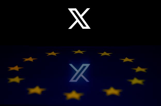 Esta fotografía ilustrativa muestra el logotipo de la red social X (antes Twitter) reflejado en una bandera de la Unión Europea en Bruselas, tras caida de Cloudflare.