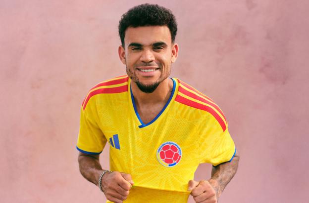 El diseño de la camiseta de la Selección Colombia se destaca por una textura visual con mariposas amarillas y tiene detalles inspirados en la bandera, con el fin de reflejar identidad, cultura y biodiversidad colombiana. 