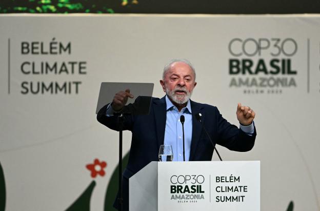 El presidente de Brasil, Luiz Inácio Lula da Silva, pronuncia un discurso durante la Plenaria General de Líderes en el marco de la COP 30, la Conferencia de las Naciones Unidas sobre el Cambio Climático, celebrada en Belém, estado de Pará, Brasil.