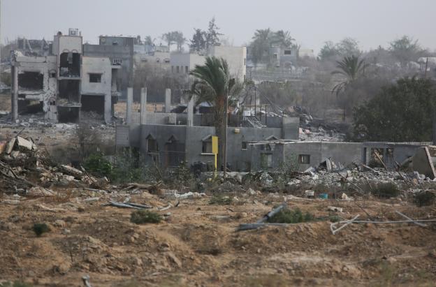 Vista general de un bloque de hormigón que marca la «línea amarilla» trazada por el ejército israelí en Bureij, en el centro de la Franja de Gaza.