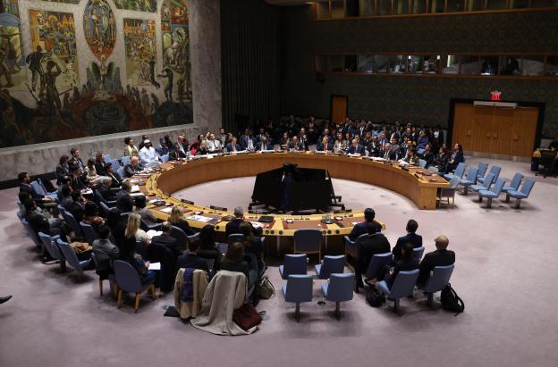 Los embajadores y representantes ante las Naciones Unidas se reúnen en el Consejo de Seguridad de la ONU para votar una resolución estadounidense sobre el plan de paz para Gaza en la sede de la ONU en la ciudad de Nueva York.