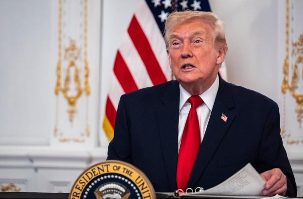 El presidente Donald Trump participa en una llamada con miembros del ejército estadounidense desde su club Mar-a-Lago en Florida el Día de Acción de Gracias., donde anunció la medida contra la migración procedente de "países del Tercer Mundo"