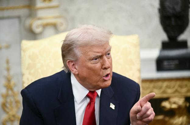 El presidente de Estados Unidos, Donald Trump, responde a las preguntas de la prensa durante una reunión con el príncipe heredero y primer ministro del Reino de Arabia Saudita, Mohammed bin Salman, en el Despacho Oval de la Casa Blanca, en Washington D. C.