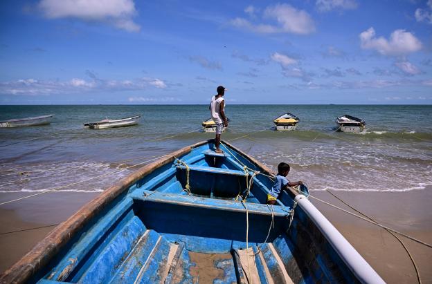 El pescador Rakesh Ramdass contempla el mar desde su barco en la playa de Cedros, en Cedros, Trinidad y Tobago. Foto tomada tras bombardeos estadounideneses en el Caribe cerca a la frontera con Venezuela