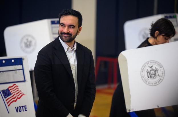 El candidato demócrata a la alcaldía, Zohran Mamdani, reacciona mientras su esposa, Rama Duwaji, vota en la Escuela de Artes Frank Sinatra. 
