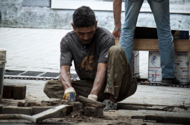 trabajador arreglando un piso