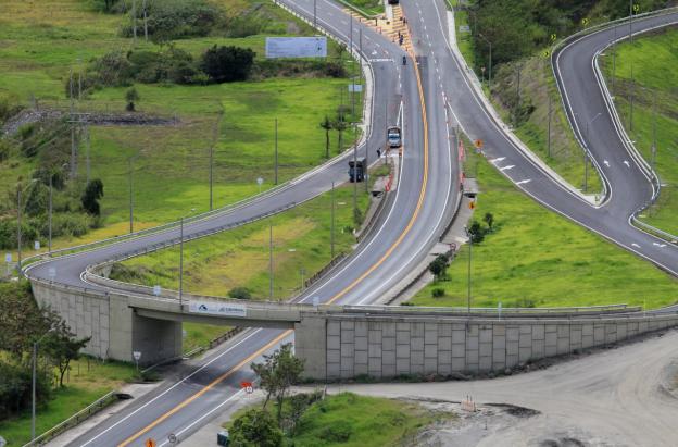 Gobierno nacional invertirá $321 billones de pesos en transporte para construir vías superiores a las 4G 