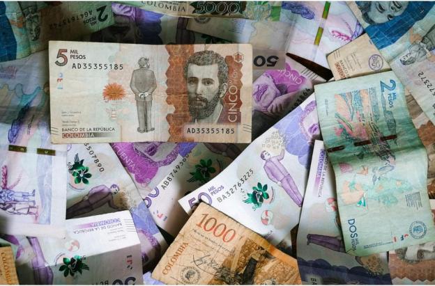 conjunto de billetes de denominación colombiana 