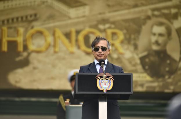 Presidente busca promover sistema de ascensos militares basado en meritocracia 