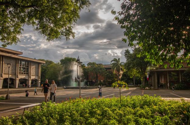 Con respaldo del Ranking U-Sapiens 2025-2, el primer mandatario señaló que la educación pública supera en calidad a la privada y anunció respaldo a la Universidad de Antioquia.