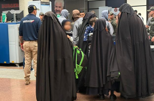 Imagen difundida por la Oficina de Prensa de Migración Colombia que muestra a miembros de la comunidad Lev Tahor siendo expulsados del país para ser posteriormente entregados a las autoridades estadounidenses en Medellín, Colombia.