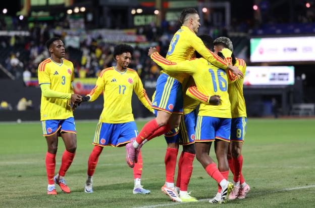 Davinson Sánchez, de Colombia, celebra con sus compañeros el tercer gol del equipo durante el partido amistoso internacional entre Colombia y Australia en el Citi Field em vísperas del Mundial 2026.