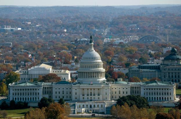 El Capitolio de los Estados Unidos visto desde el recién reinaugurado Monumento a Washington. Trump