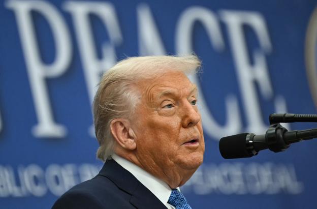 El presidente de Estados Unidos, Donald Trump, habla durante la ceremonia de firma de un acuerdo de paz con el presidente de Ruanda, Paul Kagame, y el presidente de la República Democrática del Congo, Félix Tshisekedi, en el Instituto Estadounidense de la Paz, en Washington D. C.