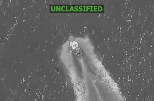 Captura de pantalla de un vídeo publicado por la cuenta X del Comando Sur de los Estados Unidos (Southcom), donde se ve una de las tres embarcaciones bombardeadas en el Pacífico. 