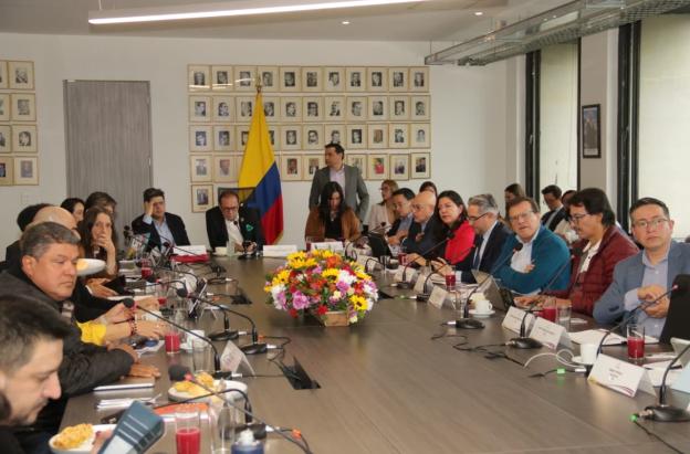 Gremios y centrales obreras discuten el salario mínimo de 2026.