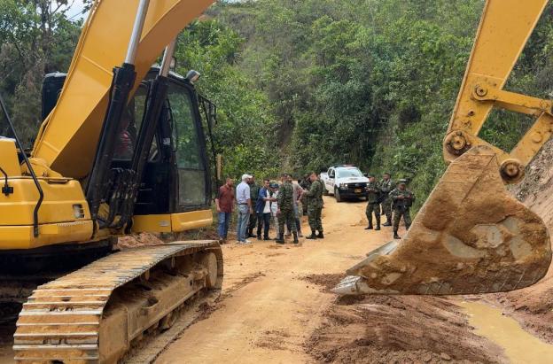 Ejército y Alcaldía de Rovira mejoran 24 km de vía rural en beneficio de más de 4.000 habitantes del Tolima 