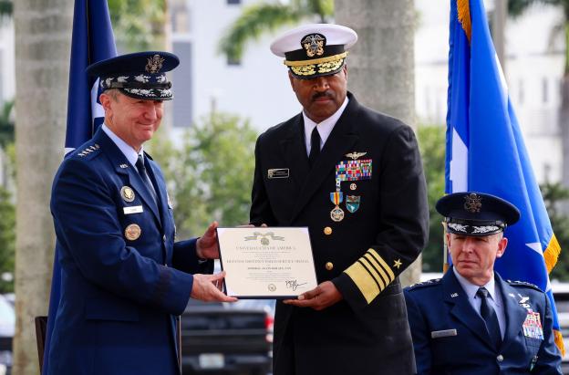 Jefe del Comando Sur de EE. UU. renuncia tras tensiones por las operaciones militares en el Caribe 