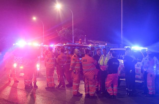 Los trabajadores sanitarios esperan en una calle tras un tiroteo en Bondi Beach, Sídney.