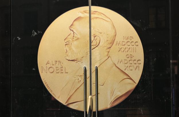 El sol brilla sobre la puerta de la Academia Sueca antes de la entrega del Premio Nobel de Literatura 2025 en la Academia Sueca de Estocolmo, Suecia.