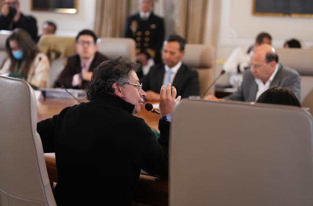 El presidente Petro denuncia mafias en la DIAN e infiltraciones de contrainteligencia.