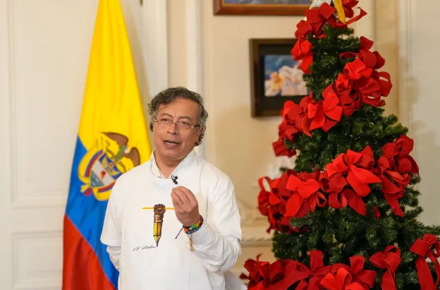 "Antes que las cifras de los muertos, las de los vivos": Petro a Uribe