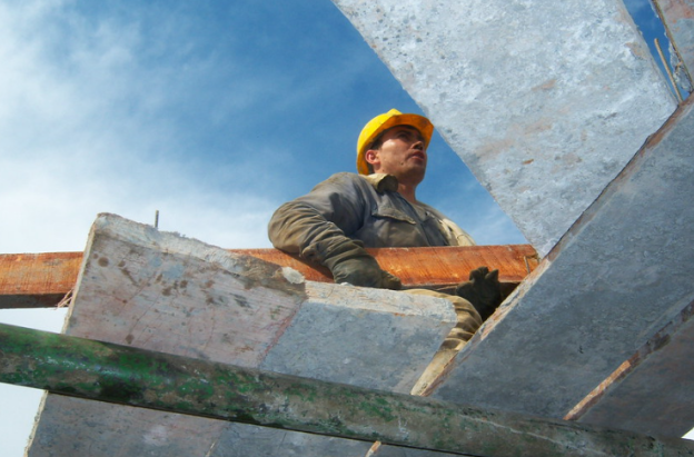 trabajador de la construcción, en altura