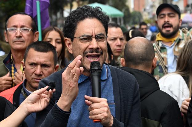 Fake news Fotomontaje desinforma sobre Iván Cepeda y lo vincula falsamente con las FARC 