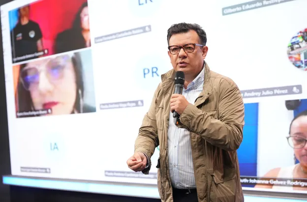 Hollman Morris visitó la Emisora de Paz de Chaparral.