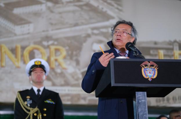 Mientras EE. UU. bombardea el Caribe, legaliza la marihuana: Petro